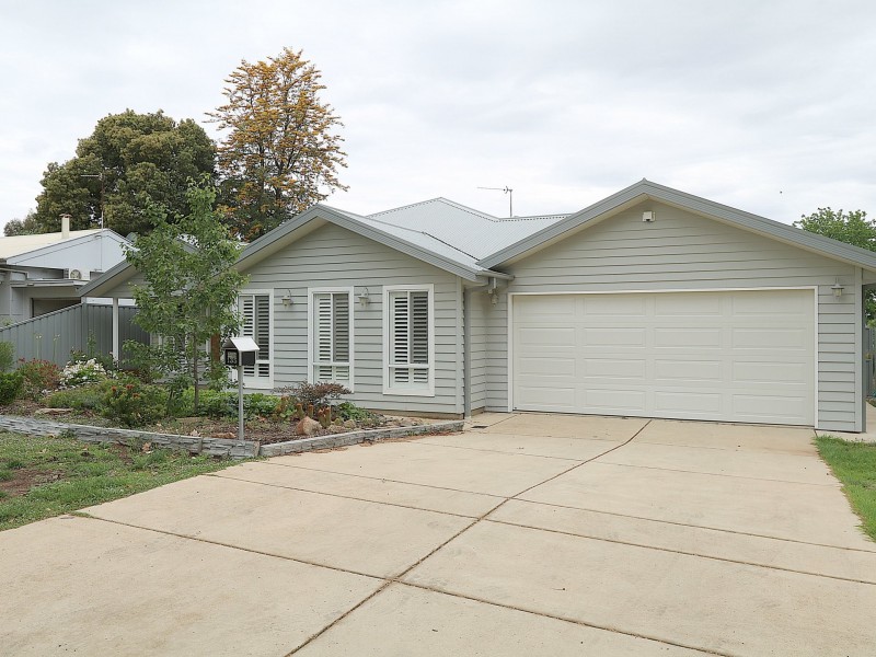 135 Grove Street, Kooringal NSW 2650