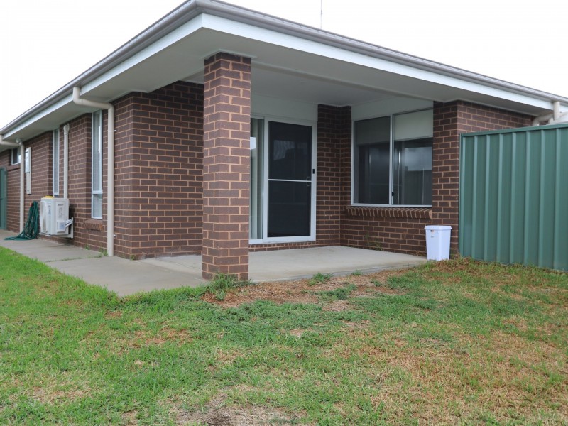 8b Paperbark Drive, Forest Hill NSW 2651