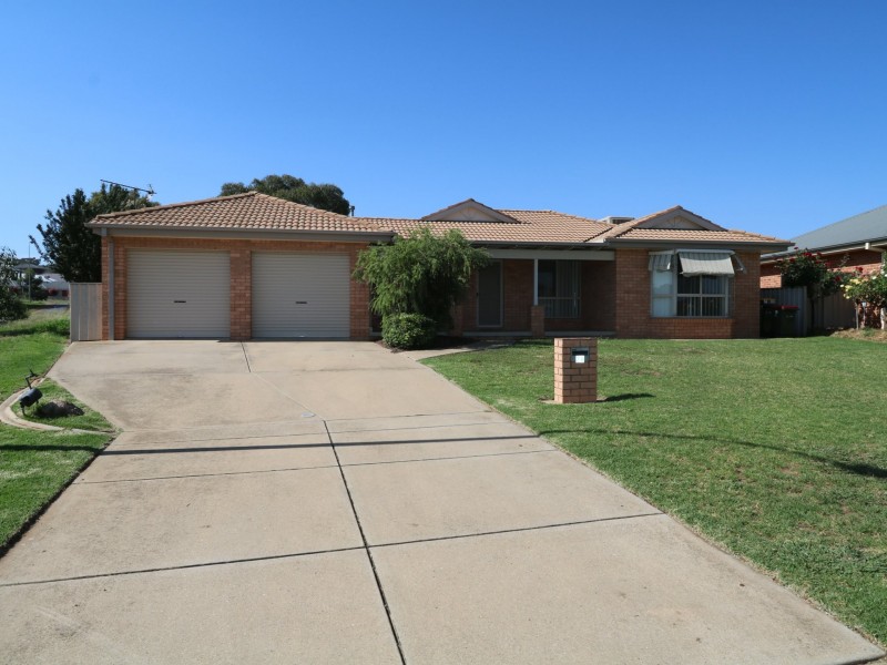 28 Yarrawah Crescent, Bourkelands NSW 2650