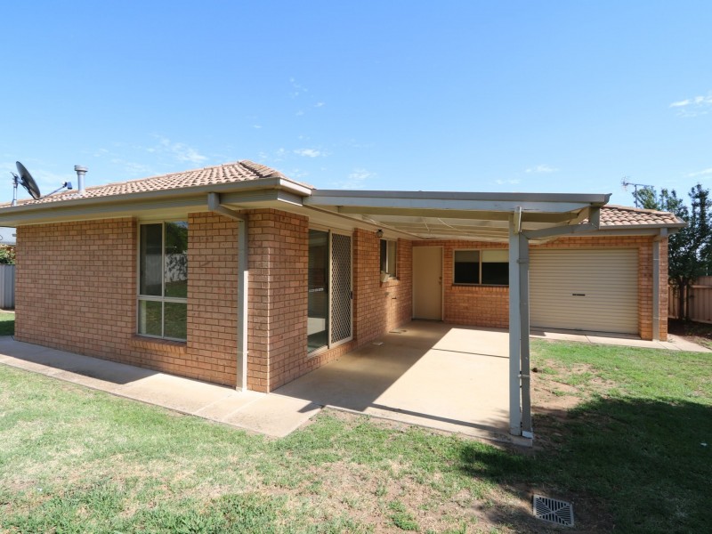 28 Yarrawah Crescent, Bourkelands NSW 2650