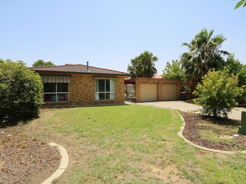 16 Jeeba Place, Glenfield Park NSW 2650