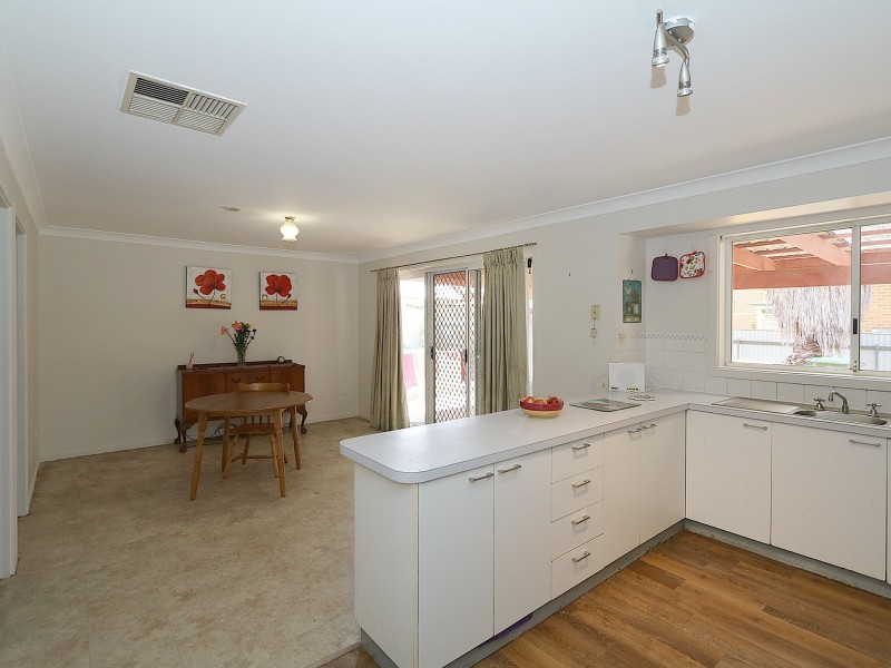 16 Jeeba Place, Glenfield Park NSW 2650