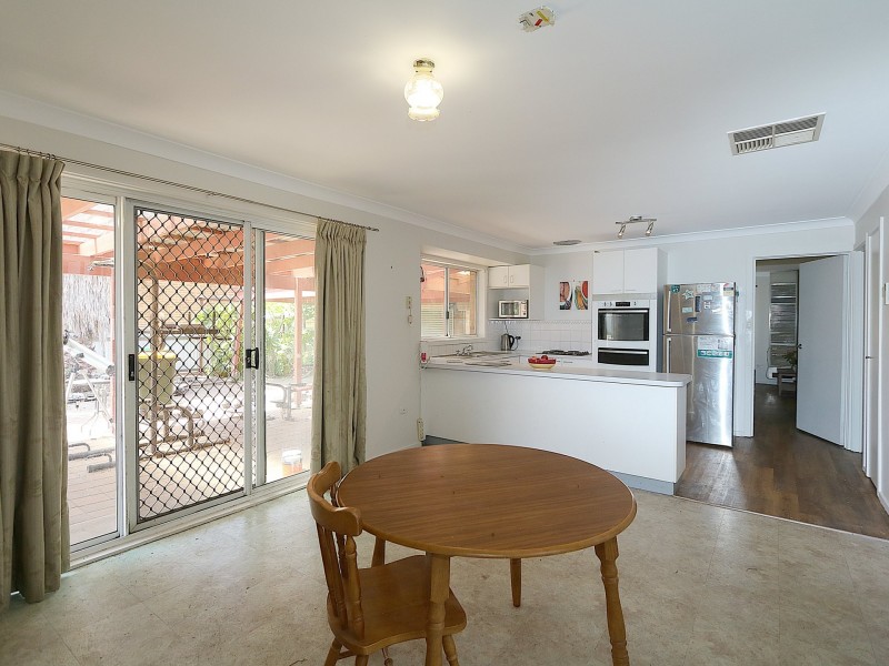 16 Jeeba Place, Glenfield Park NSW 2650