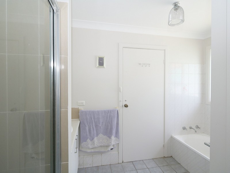 16 Jeeba Place, Glenfield Park NSW 2650