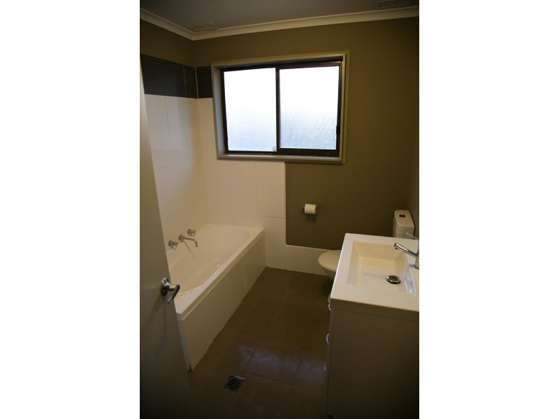 11 Dennis Crescent, Tolland NSW 2650