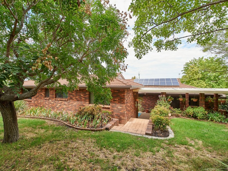 79 Simkin Crescent, Kooringal NSW 2650
