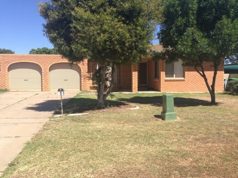 9 Langi Crescent, Glenfield Park NSW 2650