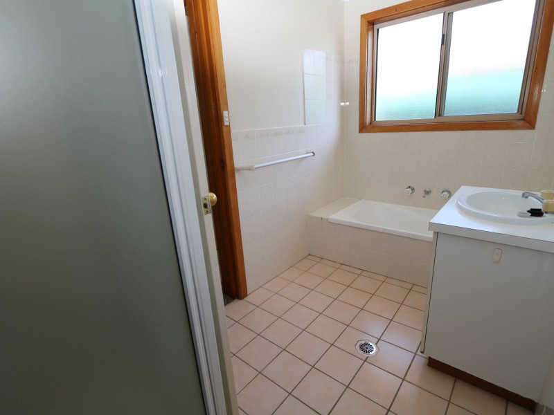 9 Langi Crescent, Glenfield Park NSW 2650