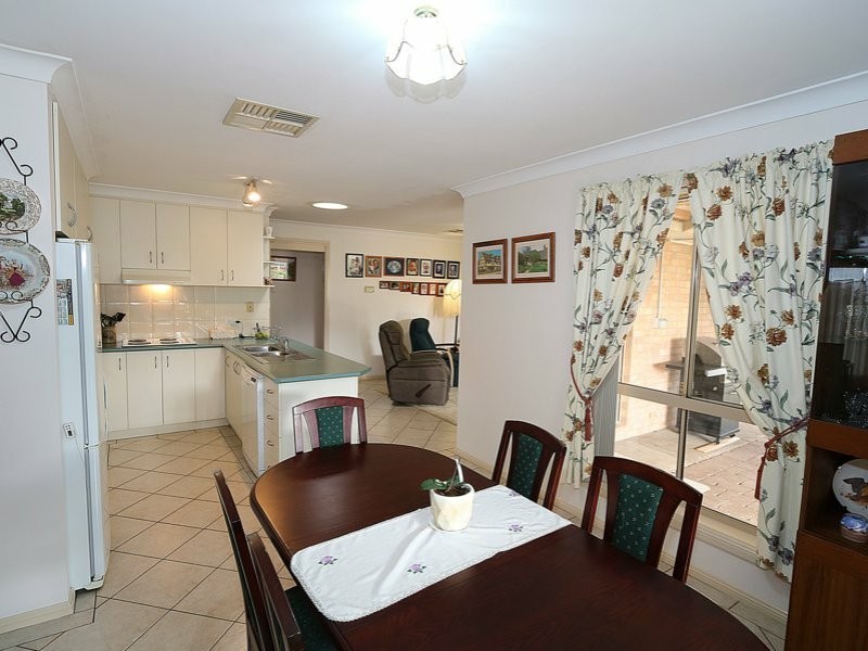 27 Kimba Drive, Glenfield Park NSW 2650