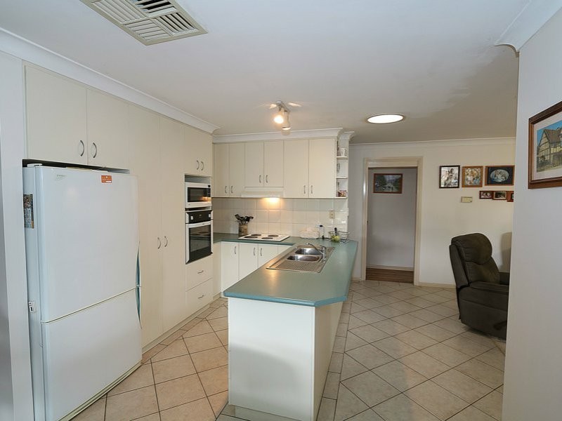 27 Kimba Drive, Glenfield Park NSW 2650