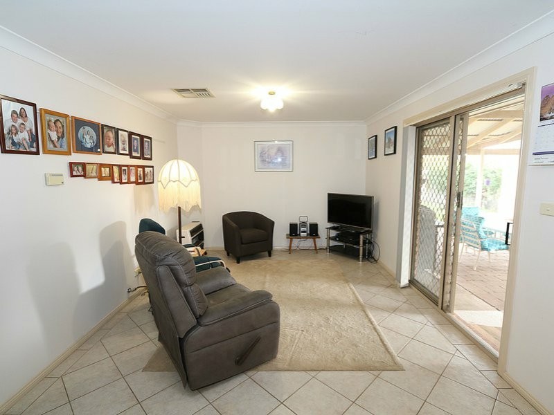 27 Kimba Drive, Glenfield Park NSW 2650