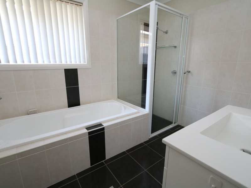 2/3 Carinya Street (FURNISHED), Glenfield Park NSW 2650