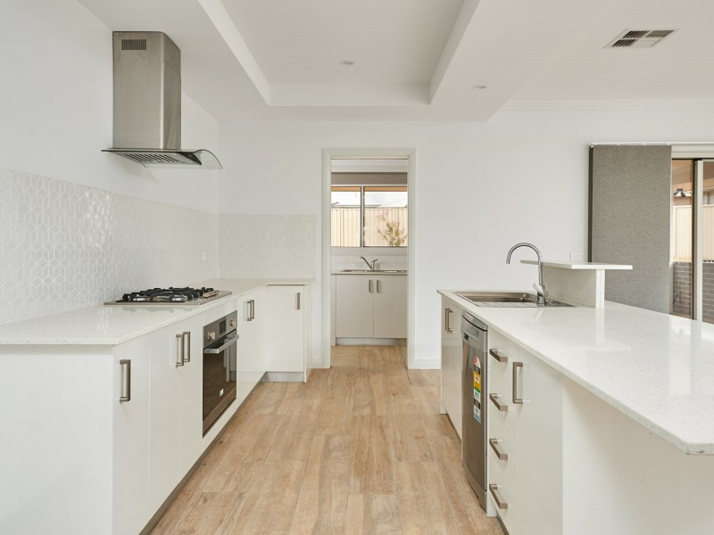 32 Ross Parkway, Gobbagombalin NSW 2650