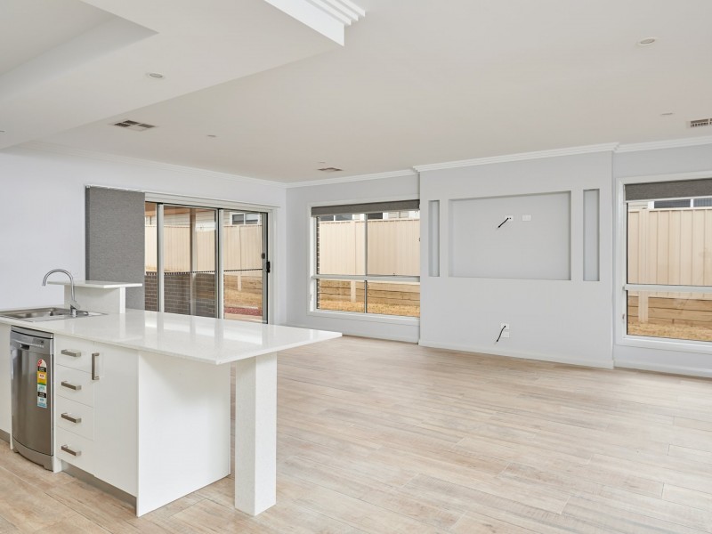 32 Ross Parkway, Gobbagombalin NSW 2650