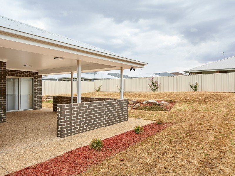 32 Ross Parkway, Gobbagombalin NSW 2650