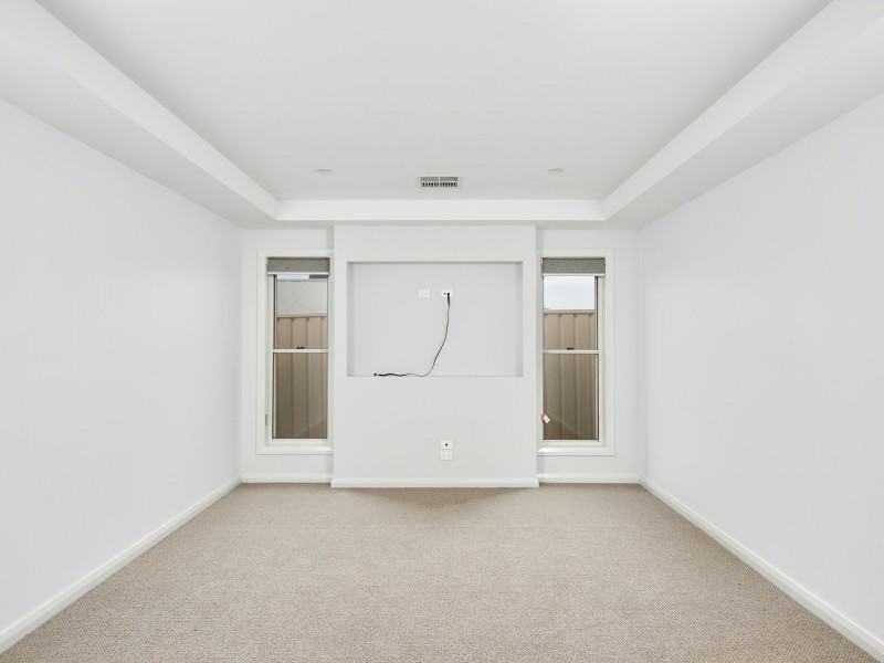 32 Ross Parkway, Gobbagombalin NSW 2650