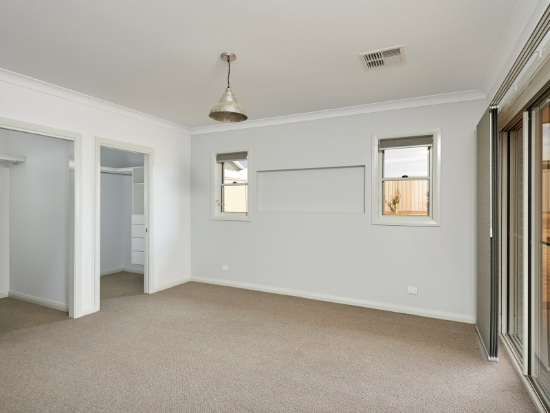 32 Ross Parkway, Gobbagombalin NSW 2650