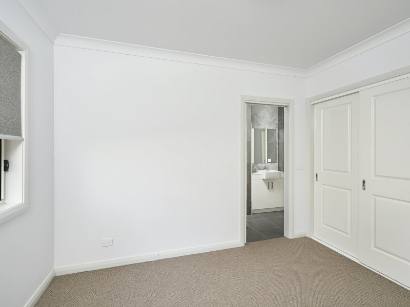 32 Ross Parkway, Gobbagombalin NSW 2650