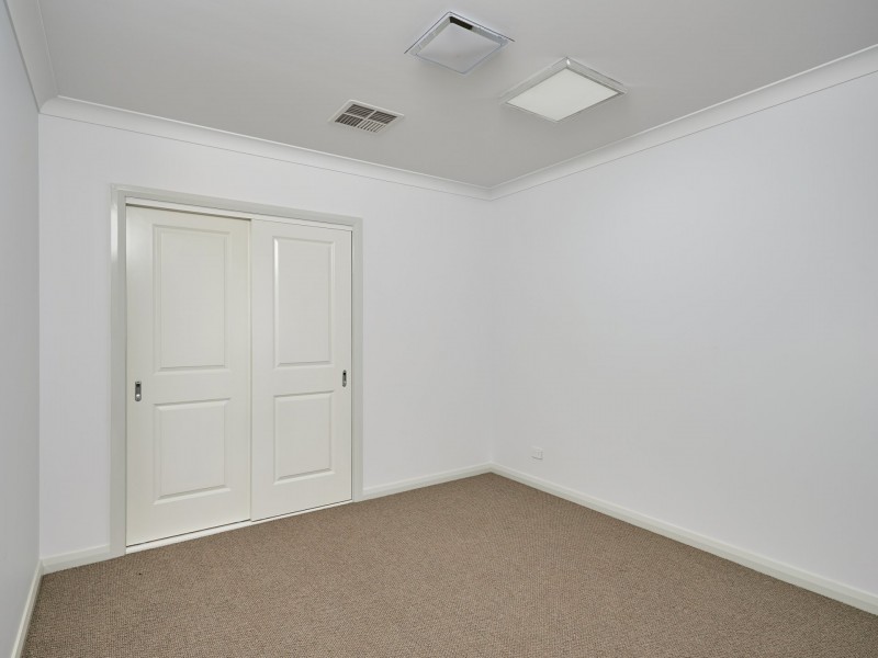 32 Ross Parkway, Gobbagombalin NSW 2650