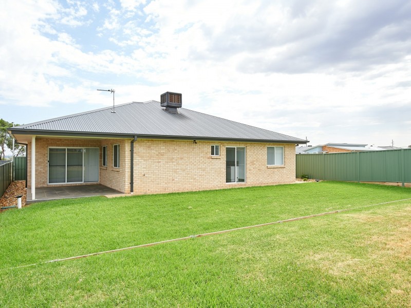 1 Eucalypt Street, Forest Hill NSW 2651