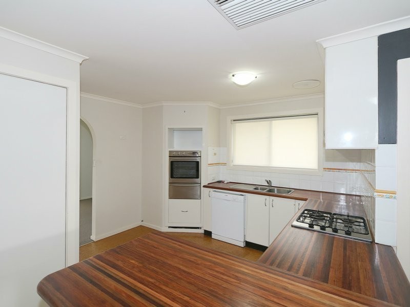 12 Eastlake Drive, Lake Albert NSW 2650