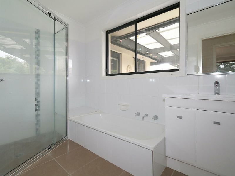 12 Eastlake Drive, Lake Albert NSW 2650