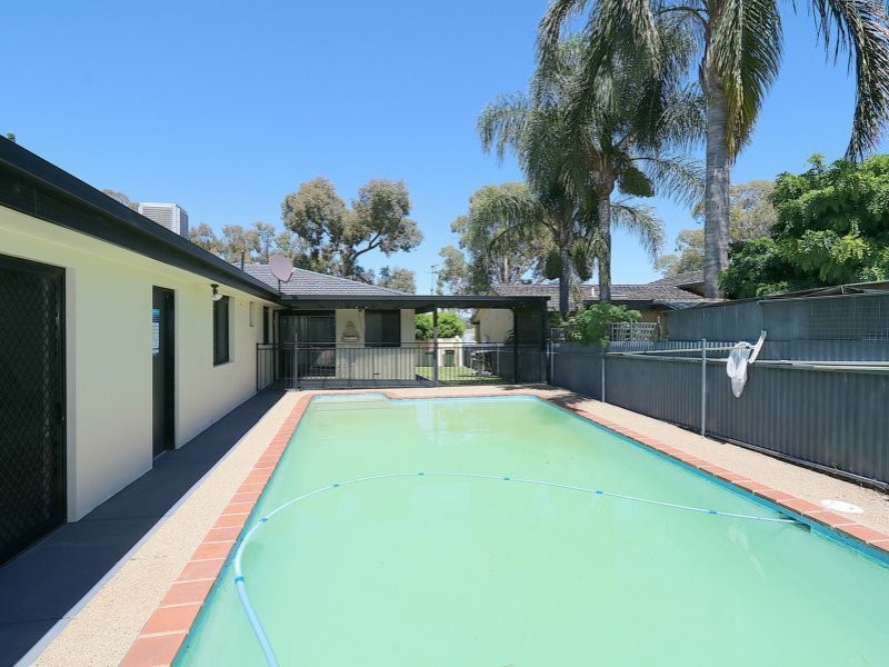 12 Eastlake Drive, Lake Albert NSW 2650