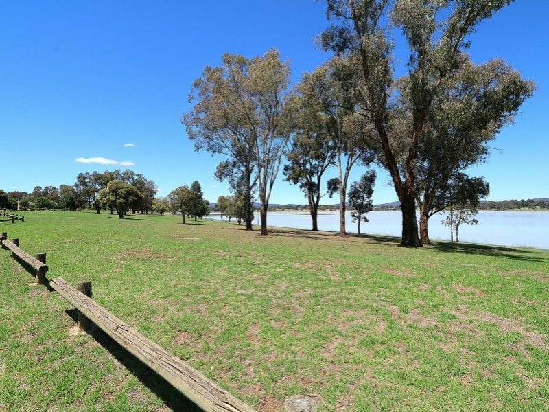 12 Eastlake Drive, Lake Albert NSW 2650