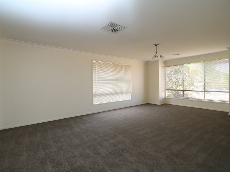 48 Avocet Drive, Estella NSW 2650