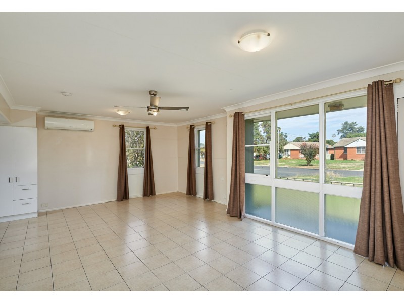 18 Tichborne Crescent, Kooringal NSW 2650