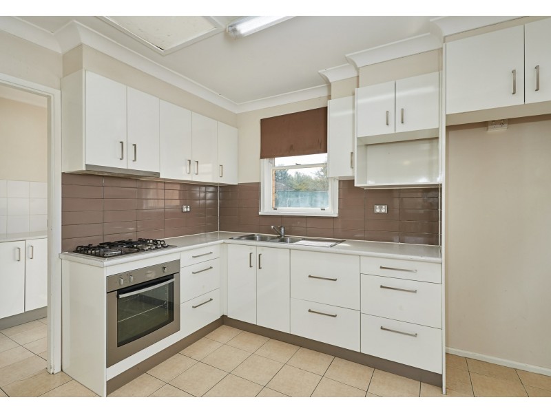 18 Tichborne Crescent, Kooringal NSW 2650