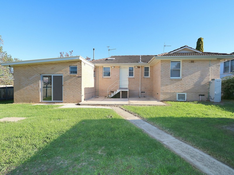 18 Tichborne Crescent, Kooringal NSW 2650