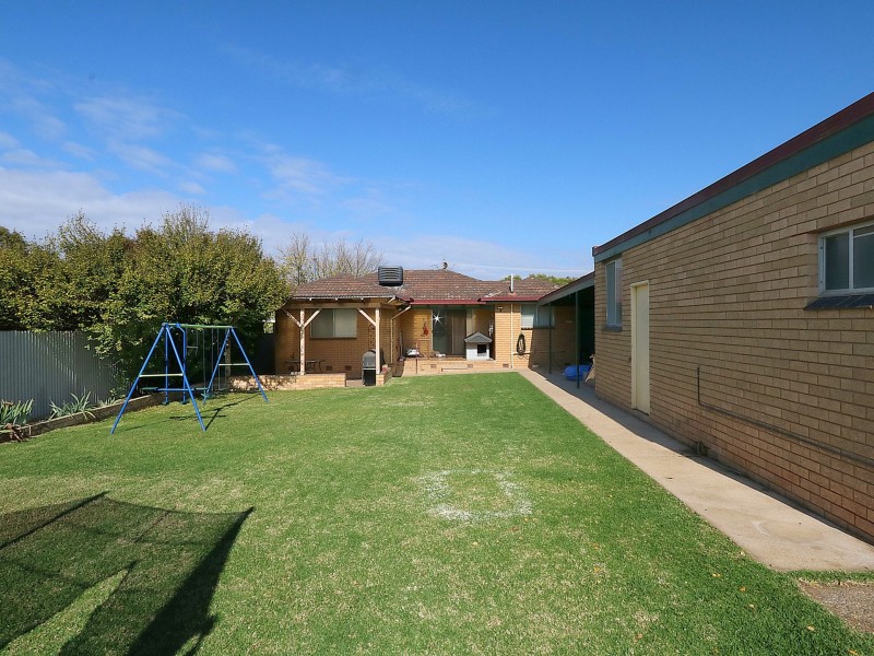 27 Cooinbil Crescent, Kooringal NSW 2650