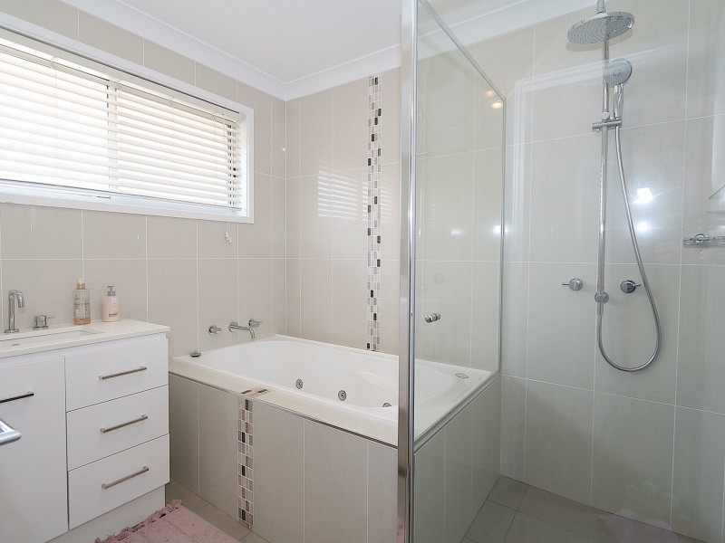 27 Cooinbil Crescent, Kooringal NSW 2650