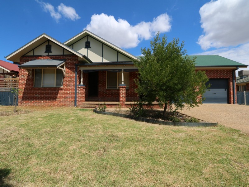 2 Shiralee Place, Estella NSW 2650