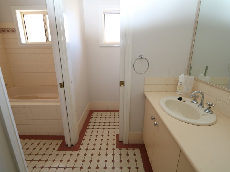 2 Shiralee Place, Estella NSW 2650