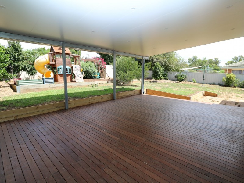 2 Shiralee Place, Estella NSW 2650