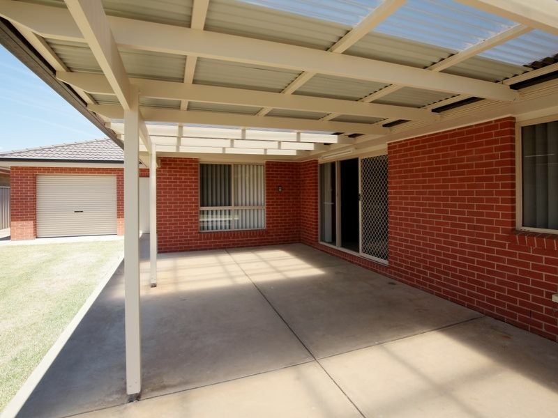 21 Womboin Crescent, Glenfield Park NSW 2650
