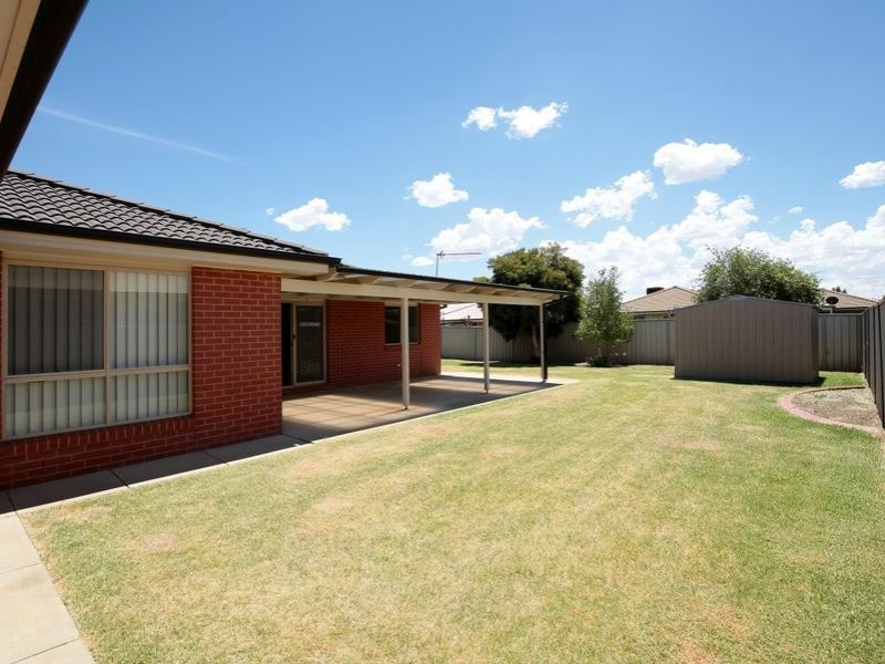 21 Womboin Crescent, Glenfield Park NSW 2650