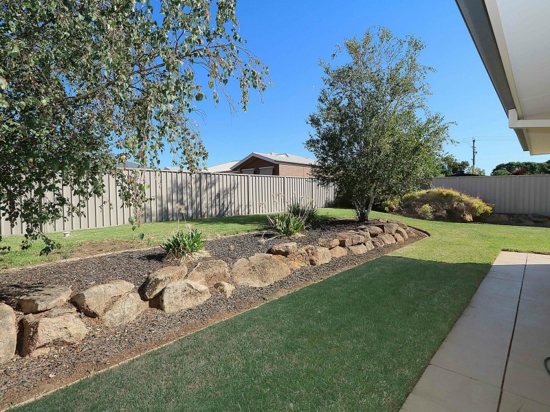 6 Barrima Drive, Glenfield Park NSW 2650