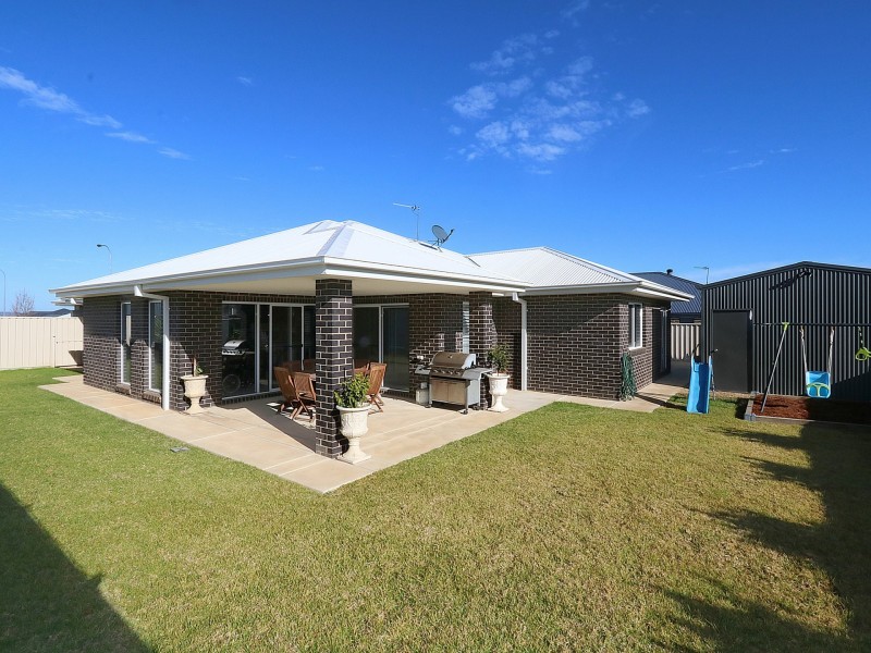 8 Cootamundra Boulevard, Gobbagombalin NSW 2650
