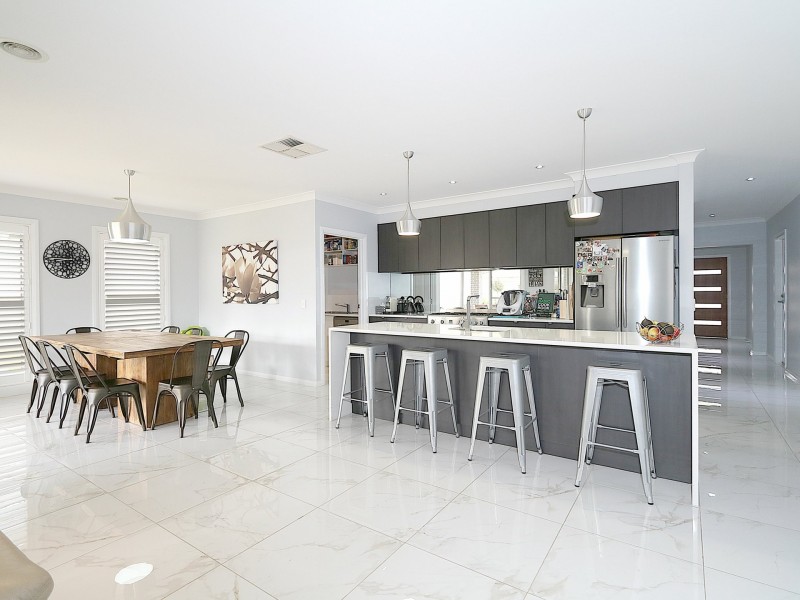 8 Cootamundra Boulevard, Gobbagombalin NSW 2650
