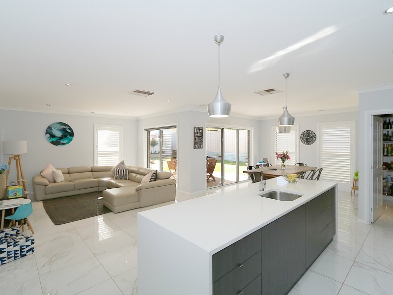 8 Cootamundra Boulevard, Gobbagombalin NSW 2650