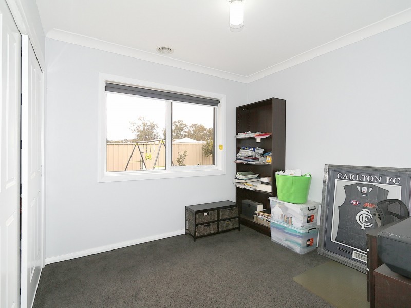 8 Cootamundra Boulevard, Gobbagombalin NSW 2650