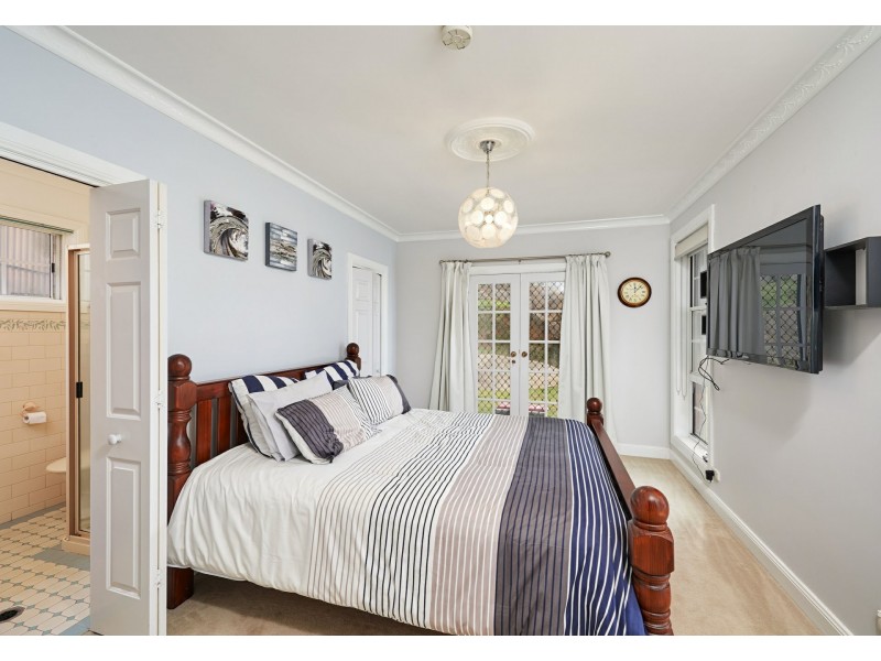 8 Warrawong Street, Kooringal NSW 2650