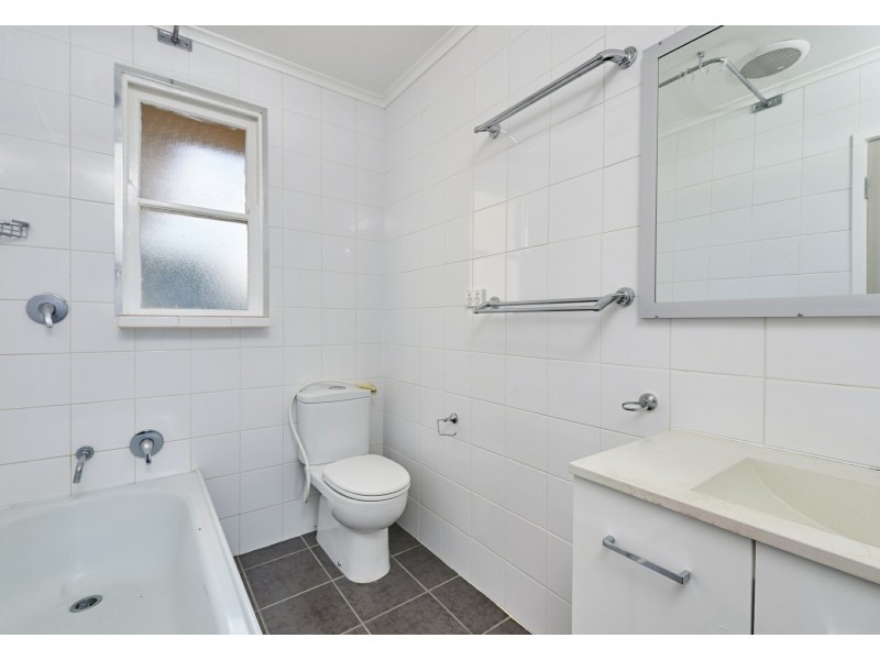 18 Tichborne Crescent, Kooringal NSW 2650