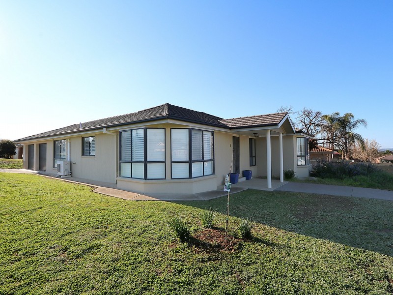 8 Kirrang Avenue, Glenfield Park NSW 2650