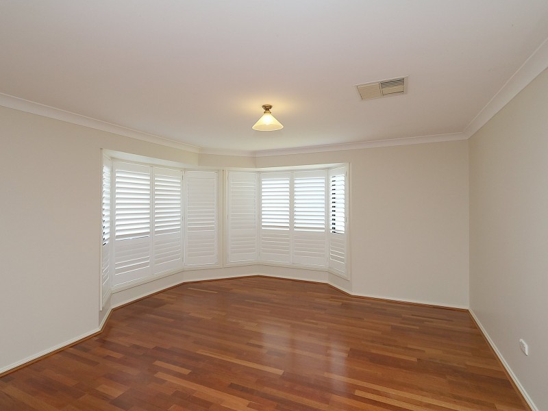 8 Kirrang Avenue, Glenfield Park NSW 2650