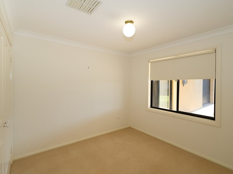 8 Kirrang Avenue, Glenfield Park NSW 2650