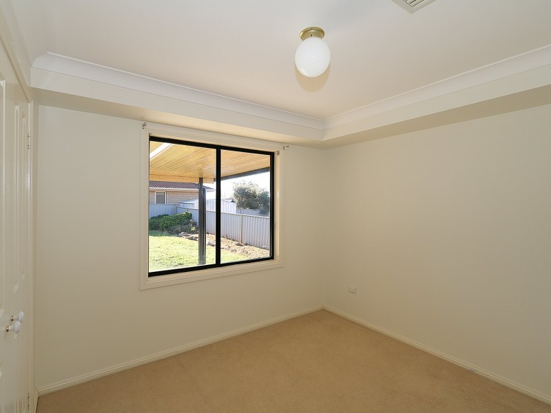 8 Kirrang Avenue, Glenfield Park NSW 2650